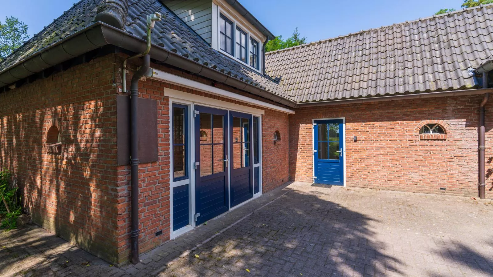 Huis te Lande-Exterior summer