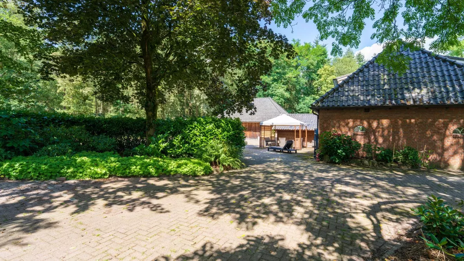 Huis te Lande-Gardens summer