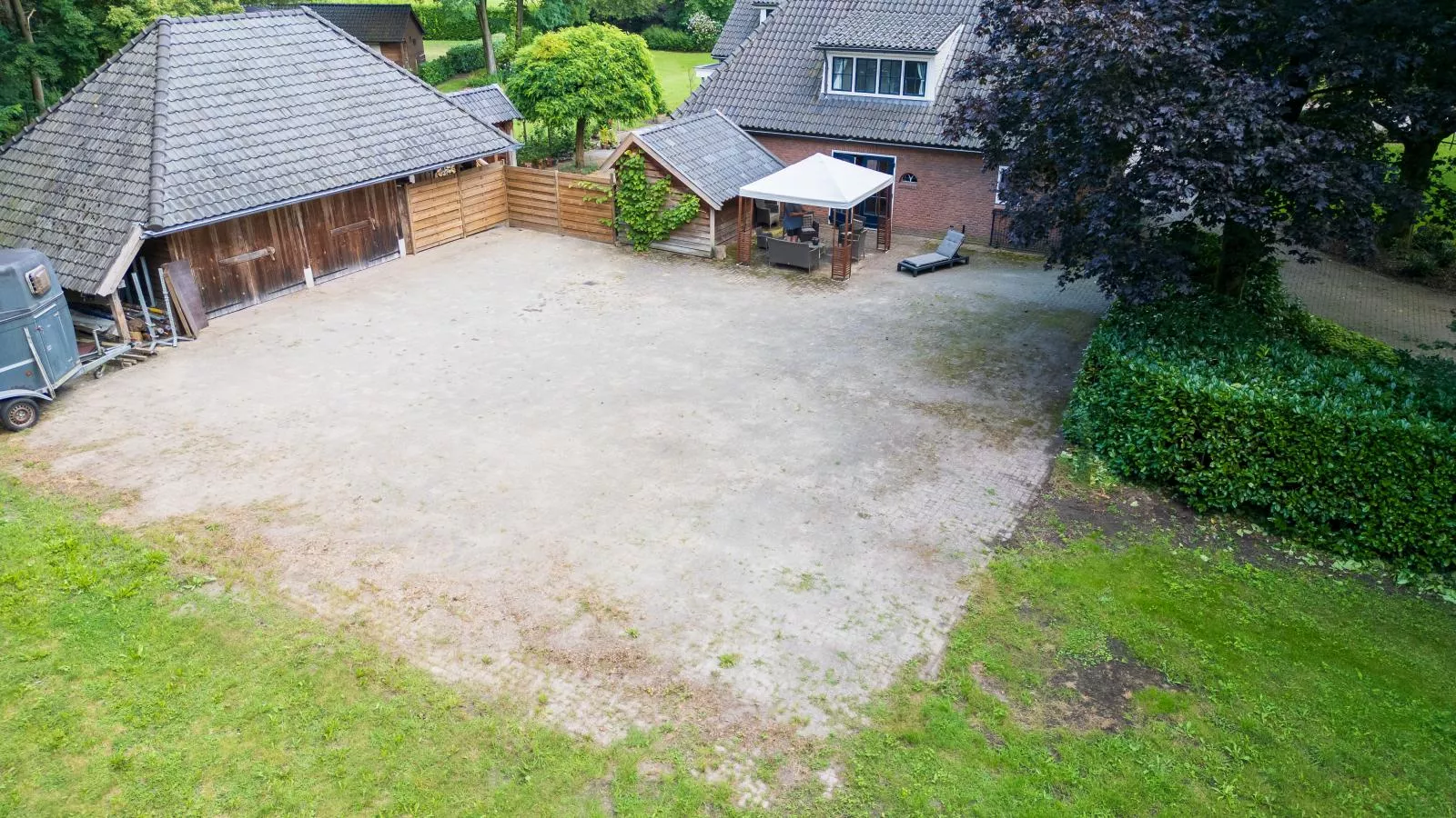 Huis te Lande-Exterior summer