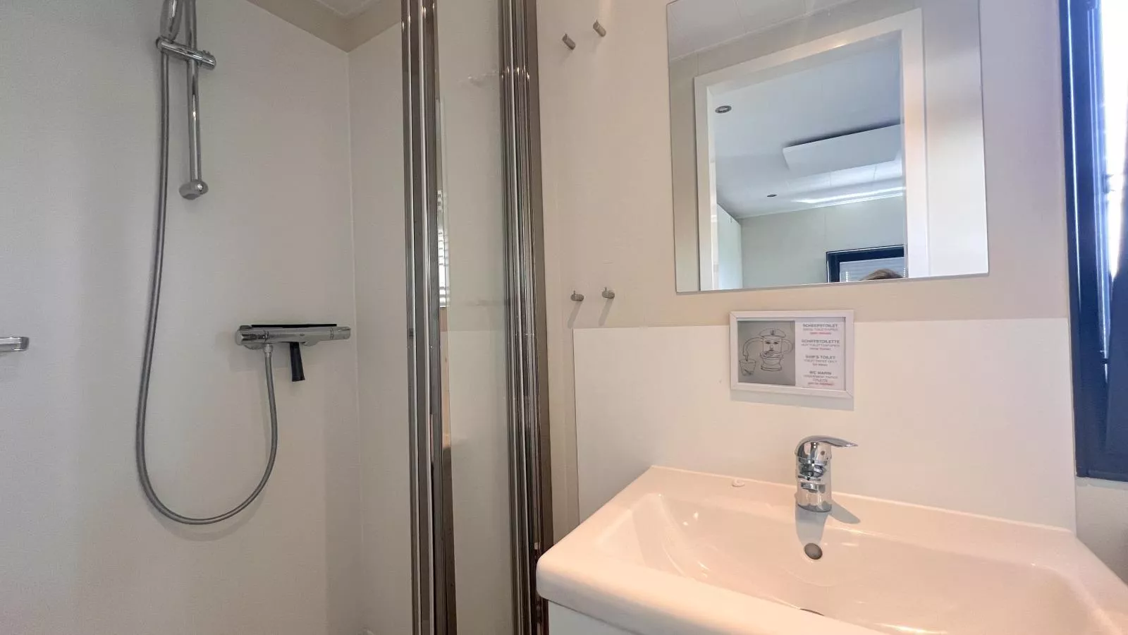 Aldebaran-Bathroom