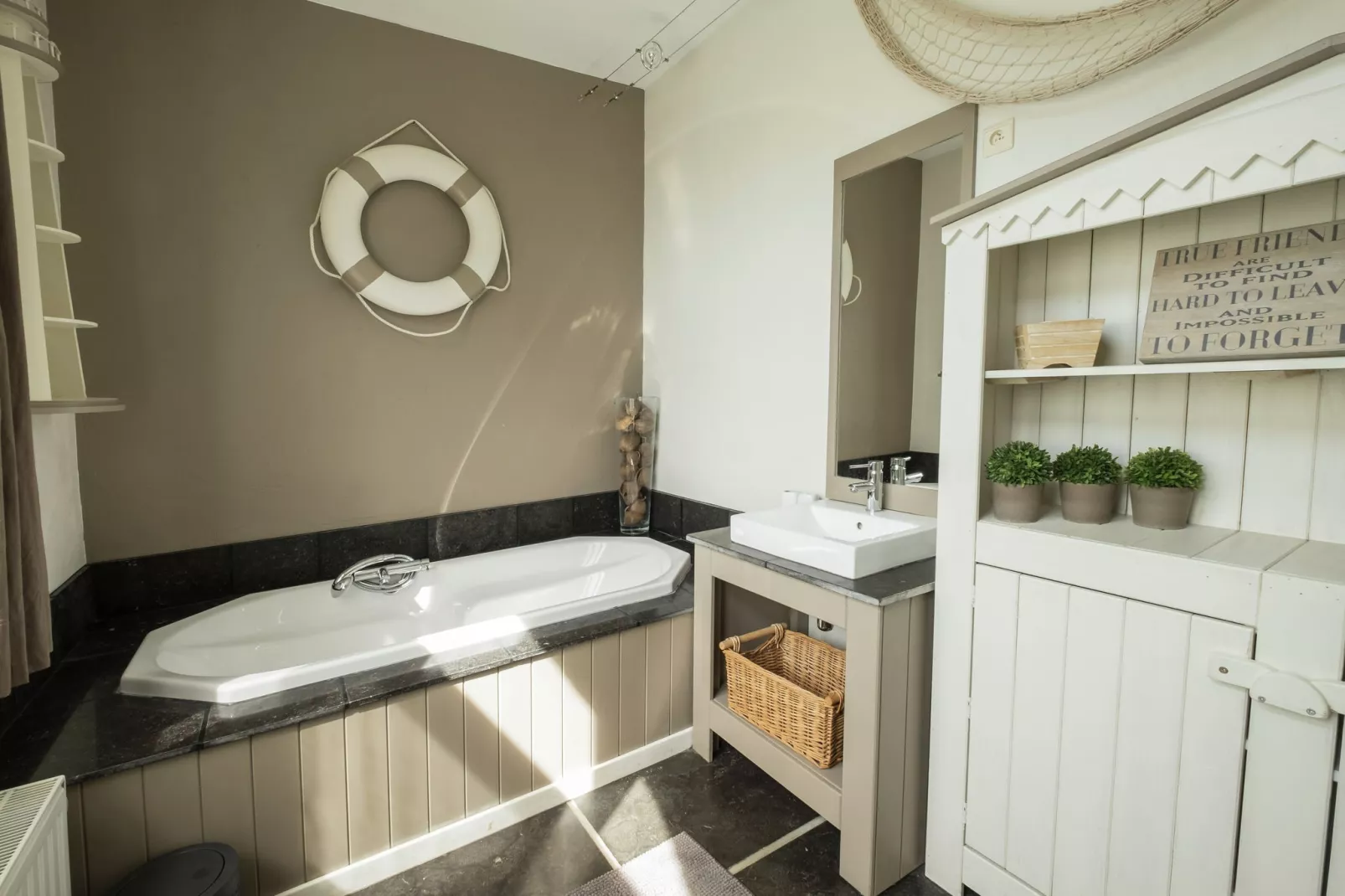 La  Conciergerie-Bathroom