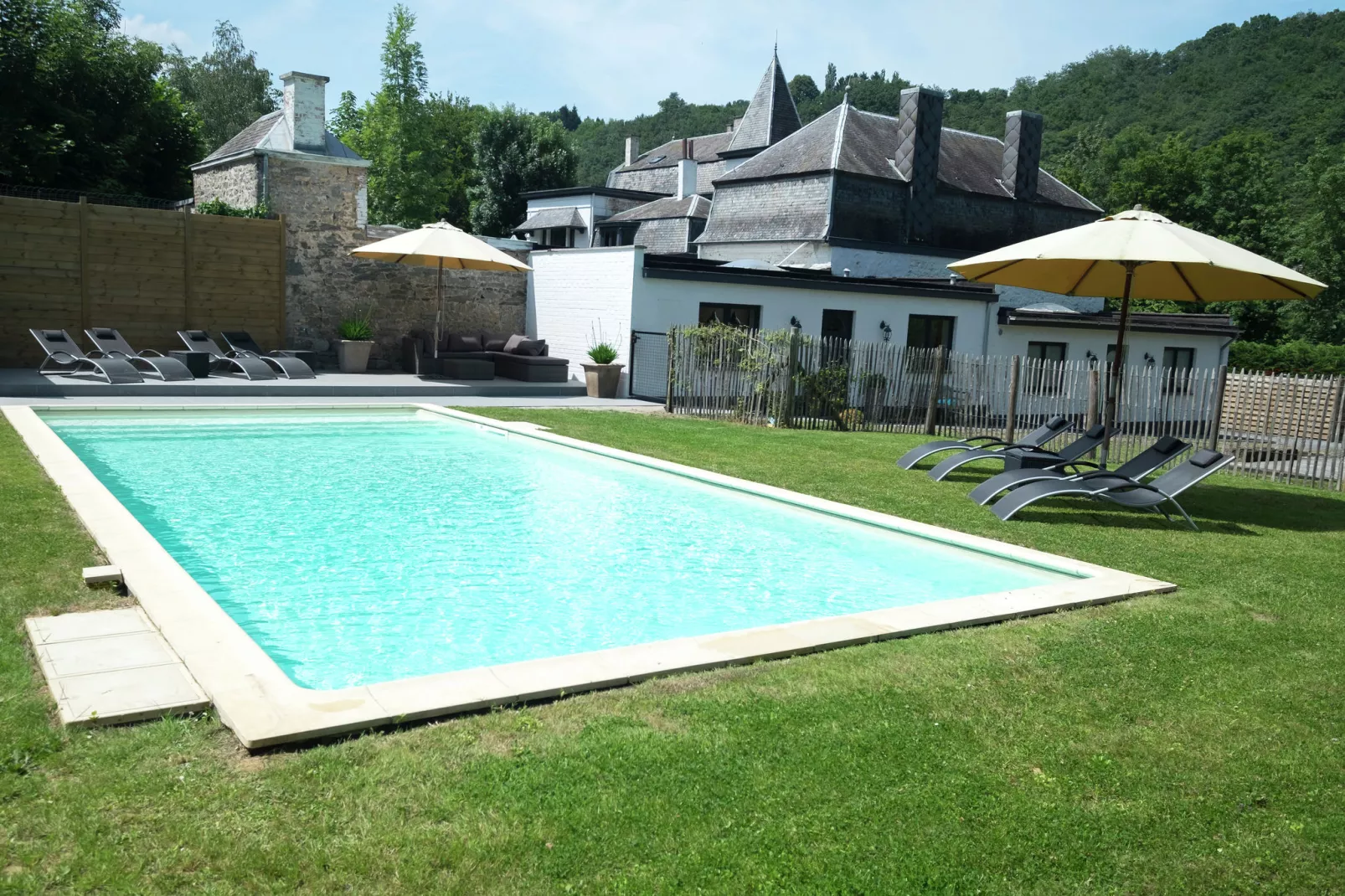 La Petite Conciergerie Privée-Exterior summer