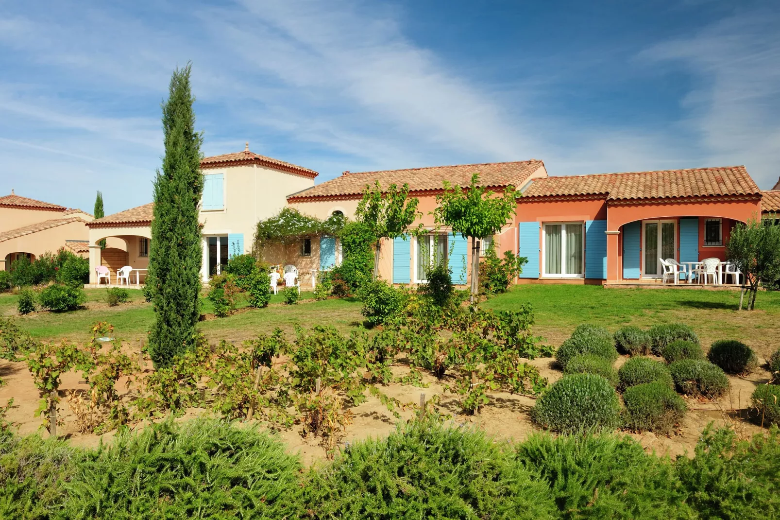 Les Hauts du Lac-Gardens summer