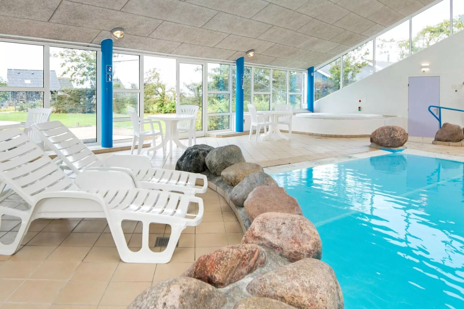 3 room,2 levels-Pool