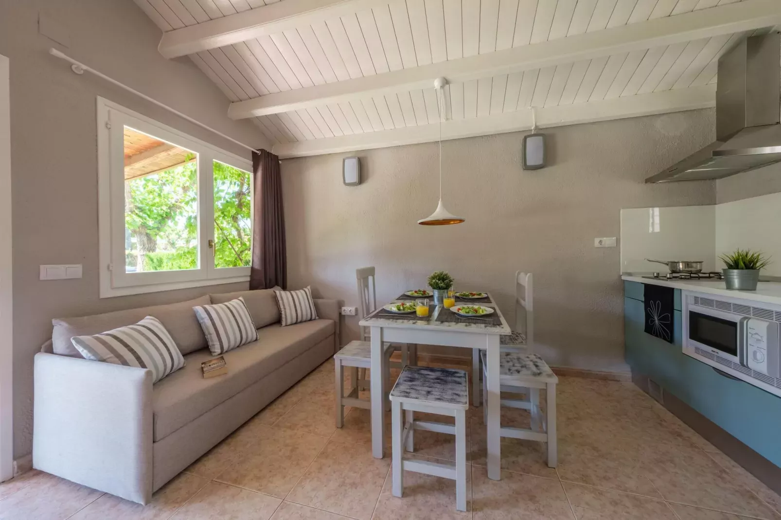 CAMPING ESTIVAL VENDRELL PLATJA BUNGALOW 4 STANDARD-Living room