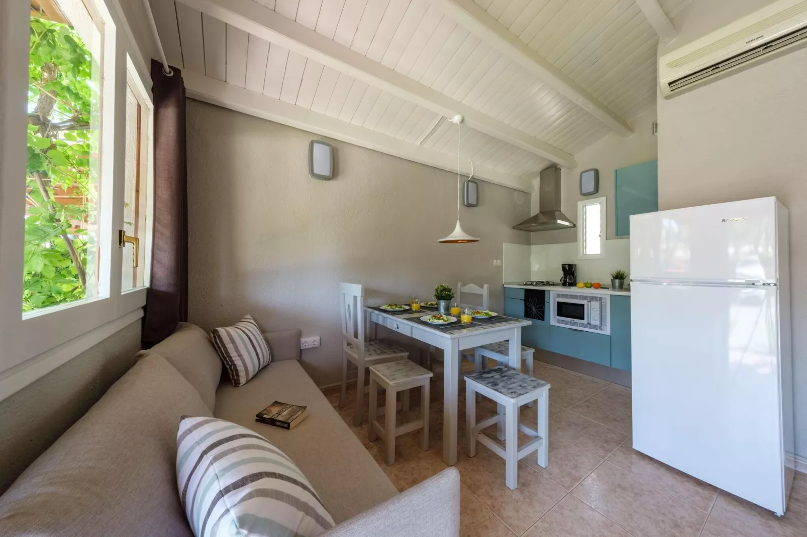 CAMPING ESTIVAL VENDRELL PLATJA BUNGALOW 4 STANDARD-Kitchen