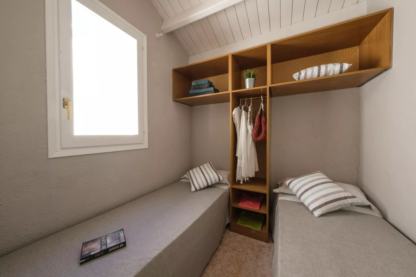 CAMPING ESTIVAL VENDRELL PLATJA BUNGALOW 4 STANDARD-Bedroom
