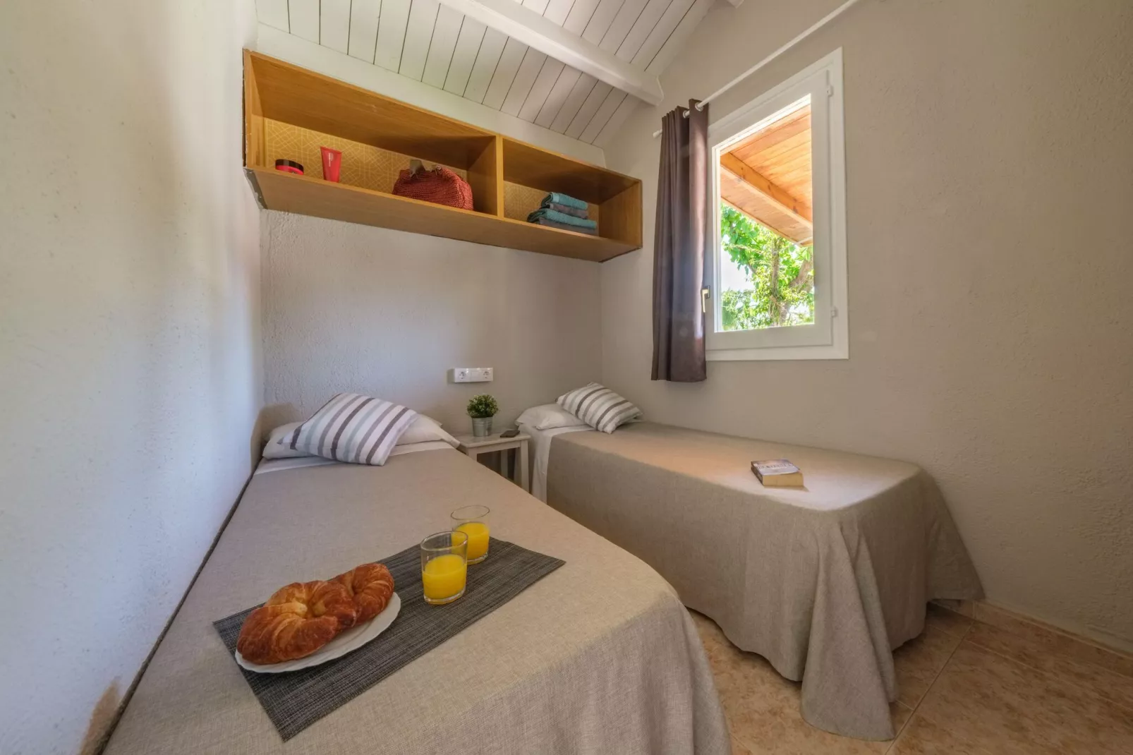 CAMPING ESTIVAL VENDRELL PLATJA BUNGALOW 4 STANDARD-Bedroom
