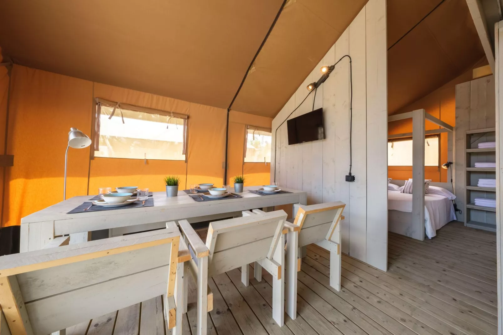 CAMPING ESTIVAL VENDRELL PLATJA TENT GRAND SAFARI GLAMPING-Dining room