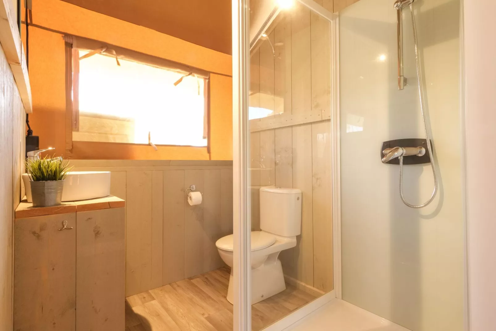 CAMPING ESTIVAL VENDRELL PLATJA TENT GRAND SAFARI GLAMPING-Bathroom