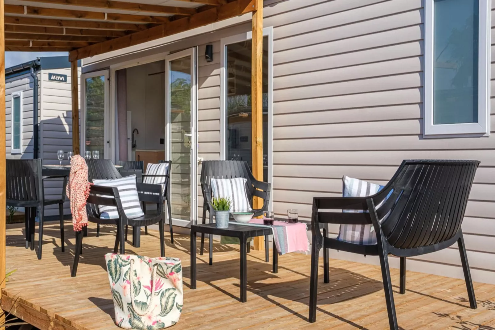 CAMPING ESTIVAL VENDRELL PLATJA Mobile home mediterranea 4 pax-Terrassenbalkon