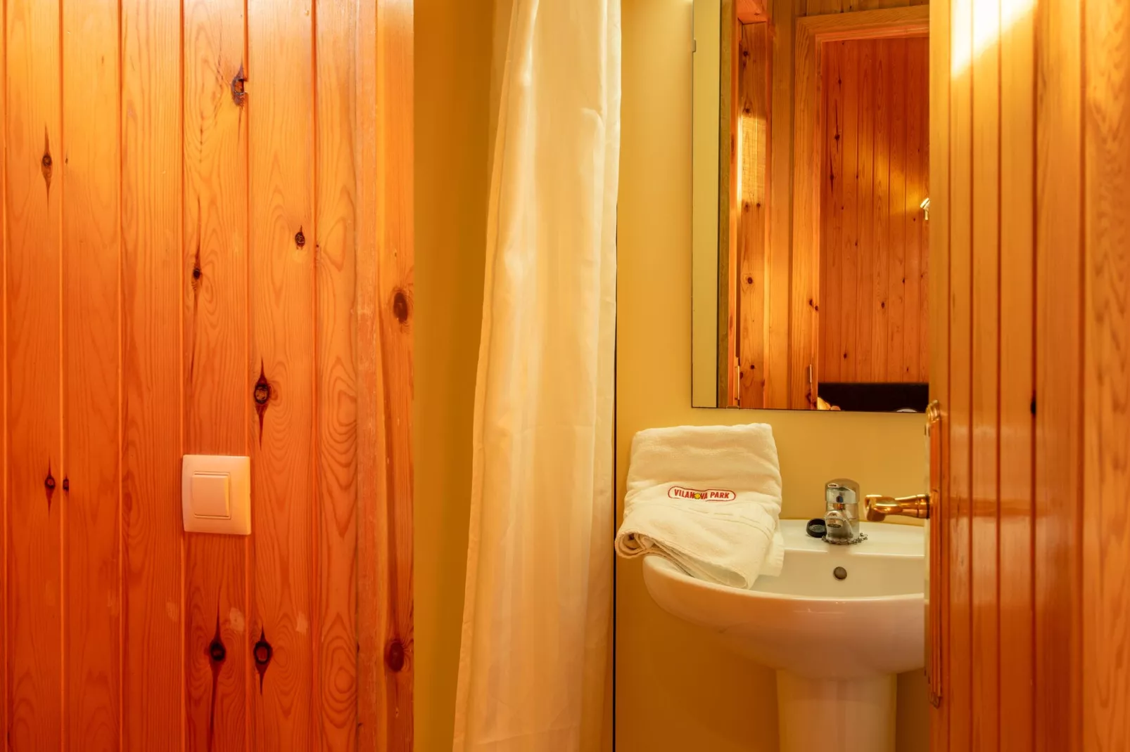 Vilanova Park BUNGALOW 4 PAX S150-Bathroom