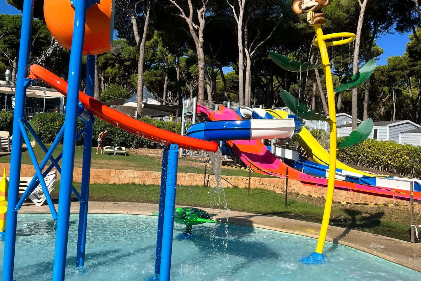 CAMPING INTERPALS Bungalow Garbi-Facilities