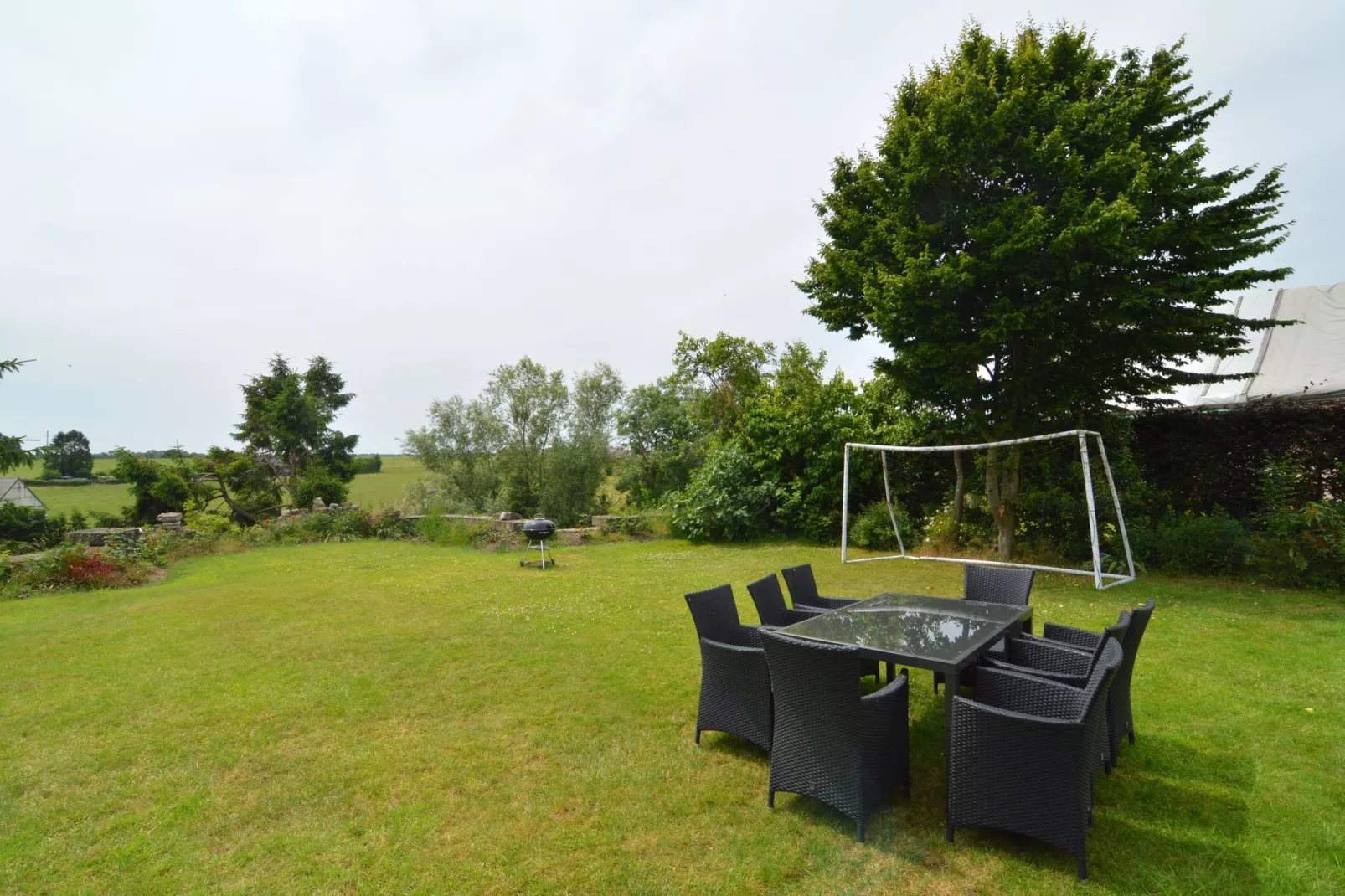 Un petit coin de chateau-View summer