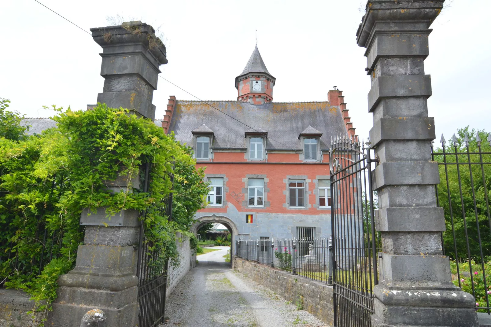 Un petit coin de chateau-Areas summer 1km