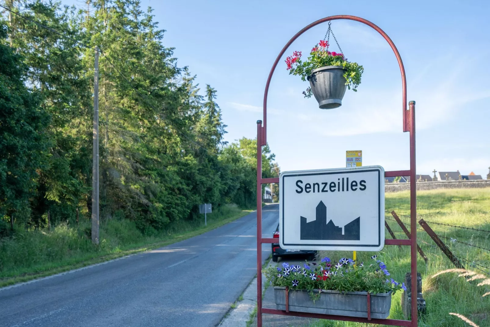 Château de Senzeilles 1-Areas summer 1km