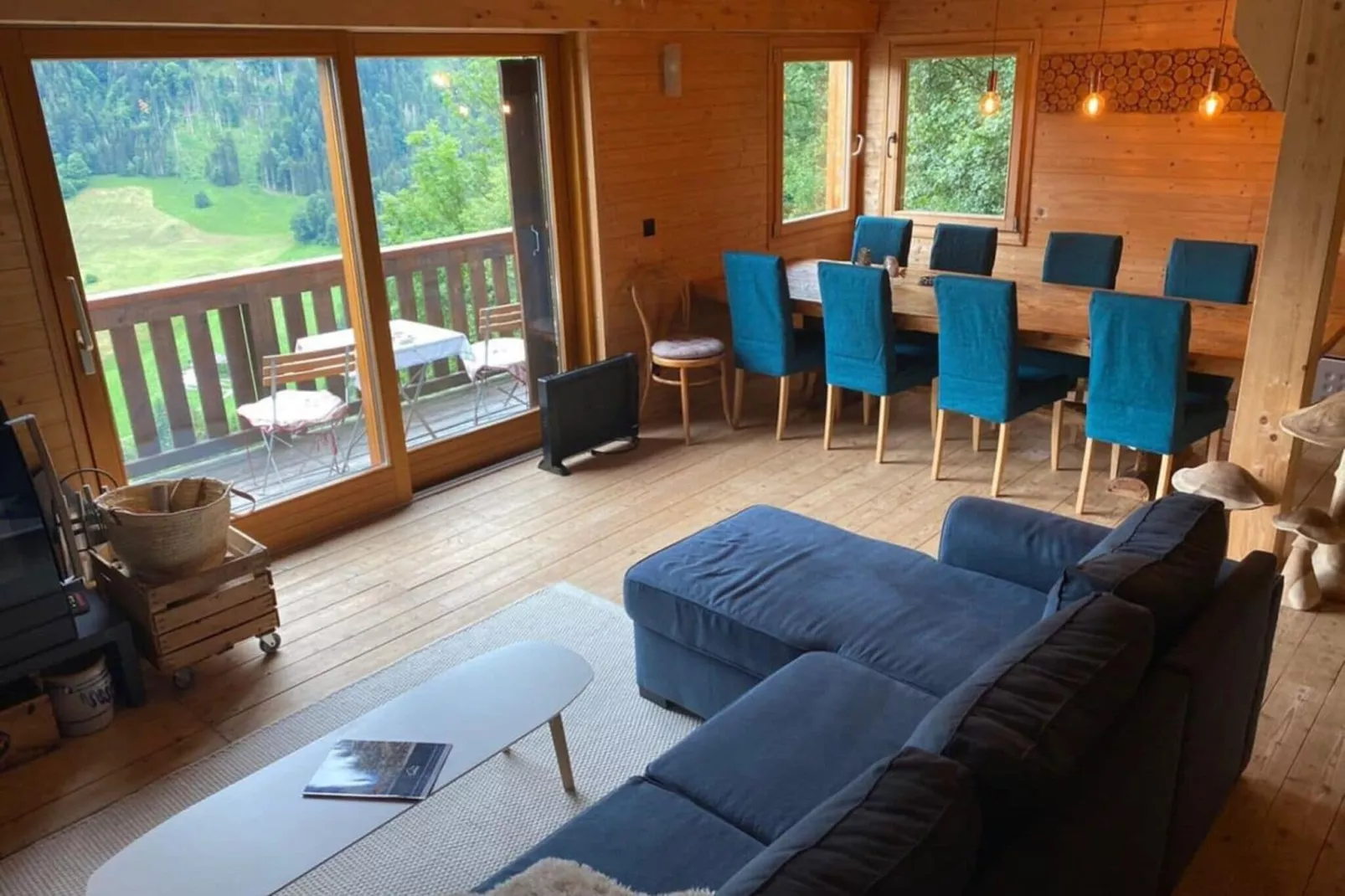 Gstaad Luxurious flat with terrace & stunning views-Living room