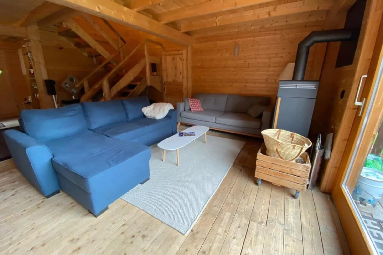 Gstaad Luxurious flat with terrace & stunning views-Living room