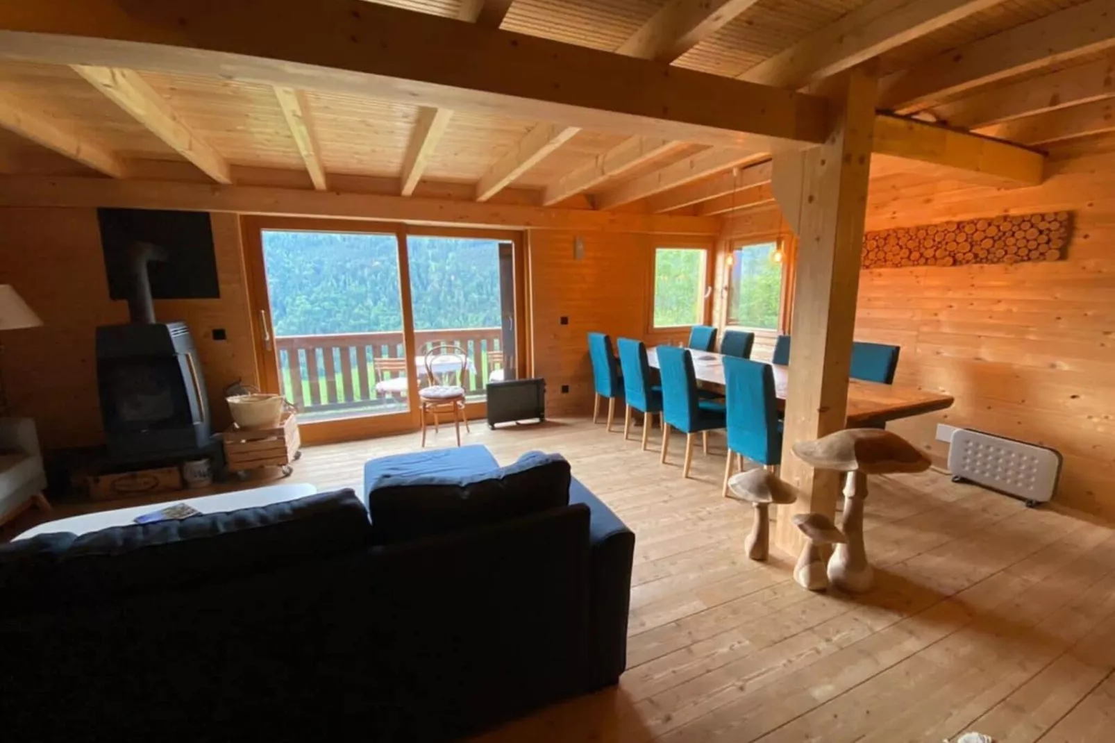 Gstaad Luxurious flat with terrace & stunning views-Living room