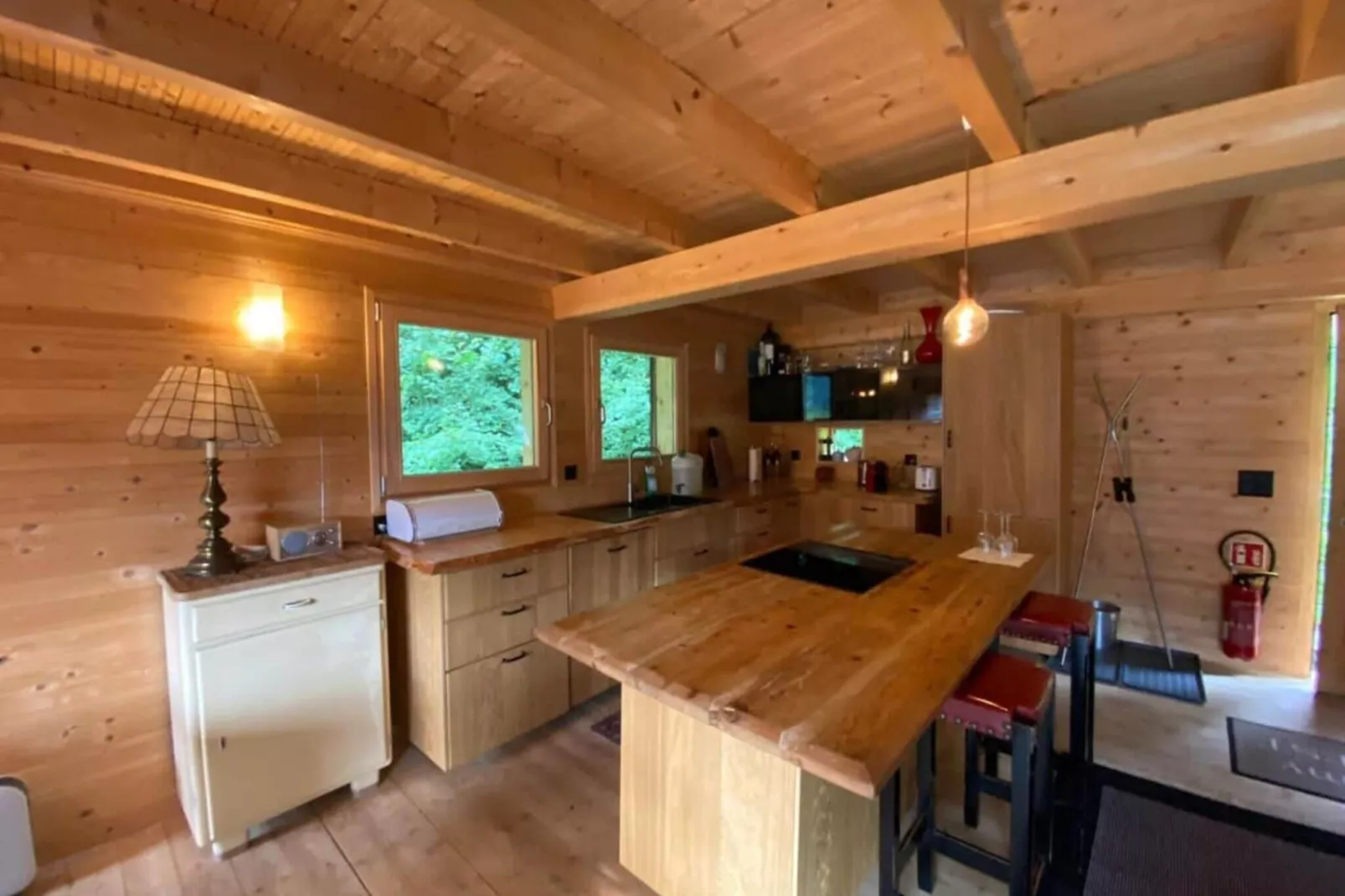 Gstaad Luxurious flat with terrace & stunning views-Kitchen