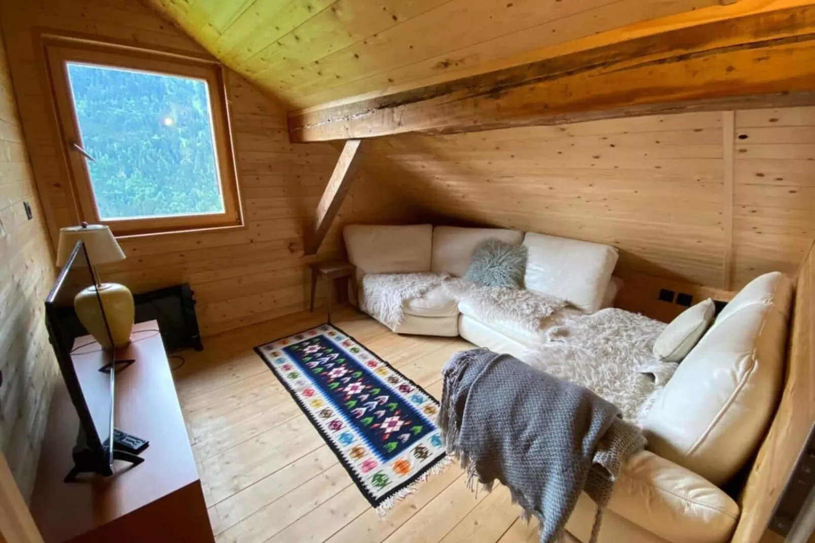 Gstaad Luxurious flat with terrace & stunning views-Bedroom