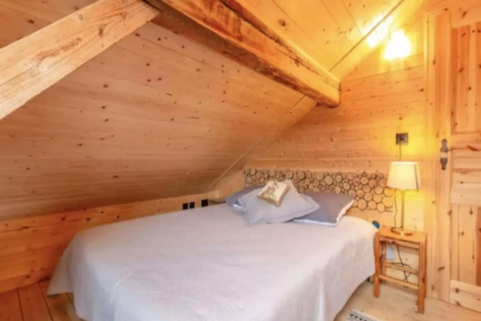 Gstaad Luxurious flat with terrace & stunning views-Bedroom