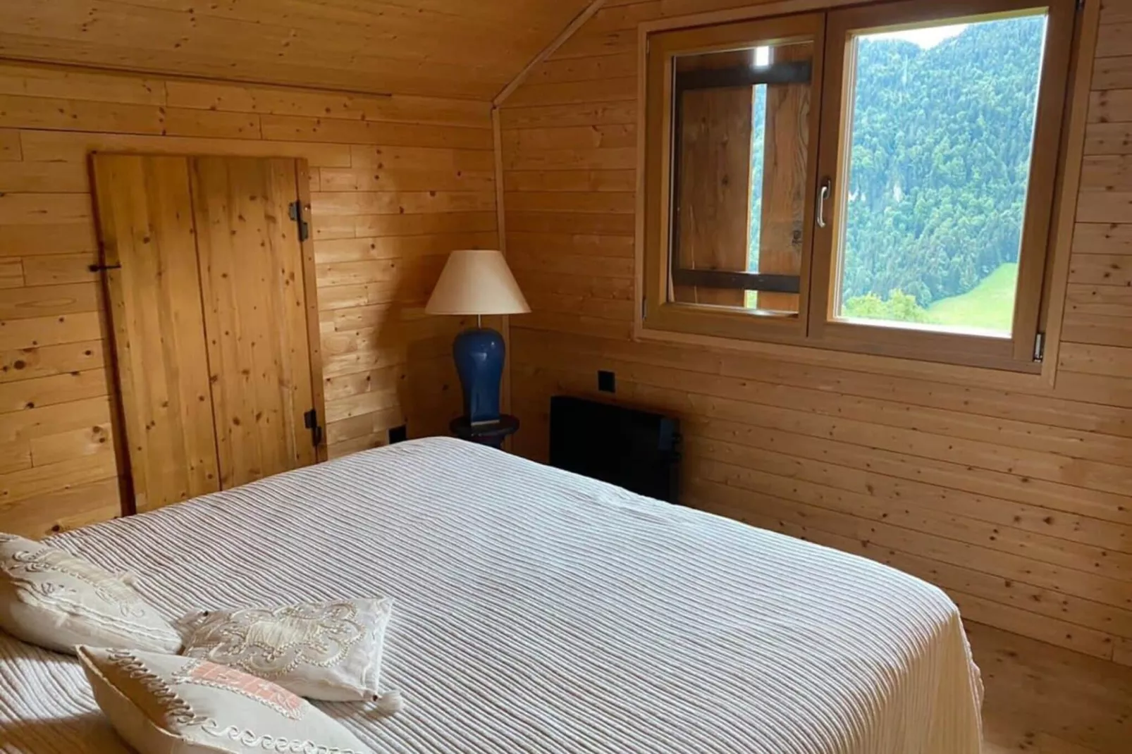 Gstaad Luxurious flat with terrace & stunning views-Bedroom