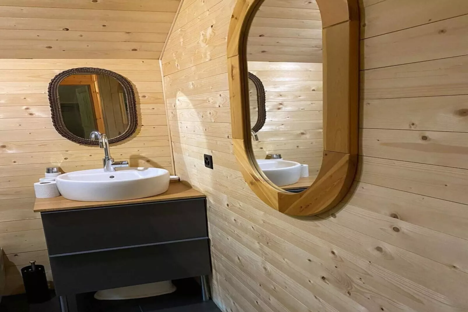 Gstaad Luxurious flat with terrace & stunning views-Bathroom