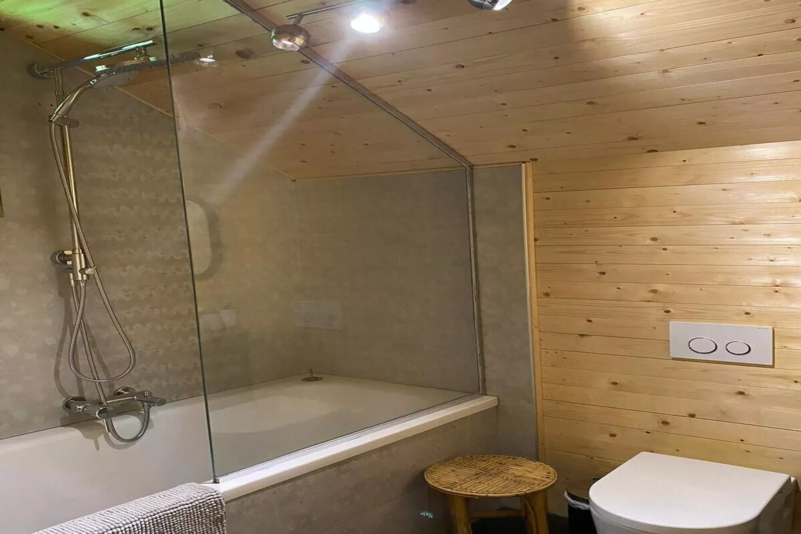 Gstaad Luxurious flat with terrace & stunning views-Bathroom