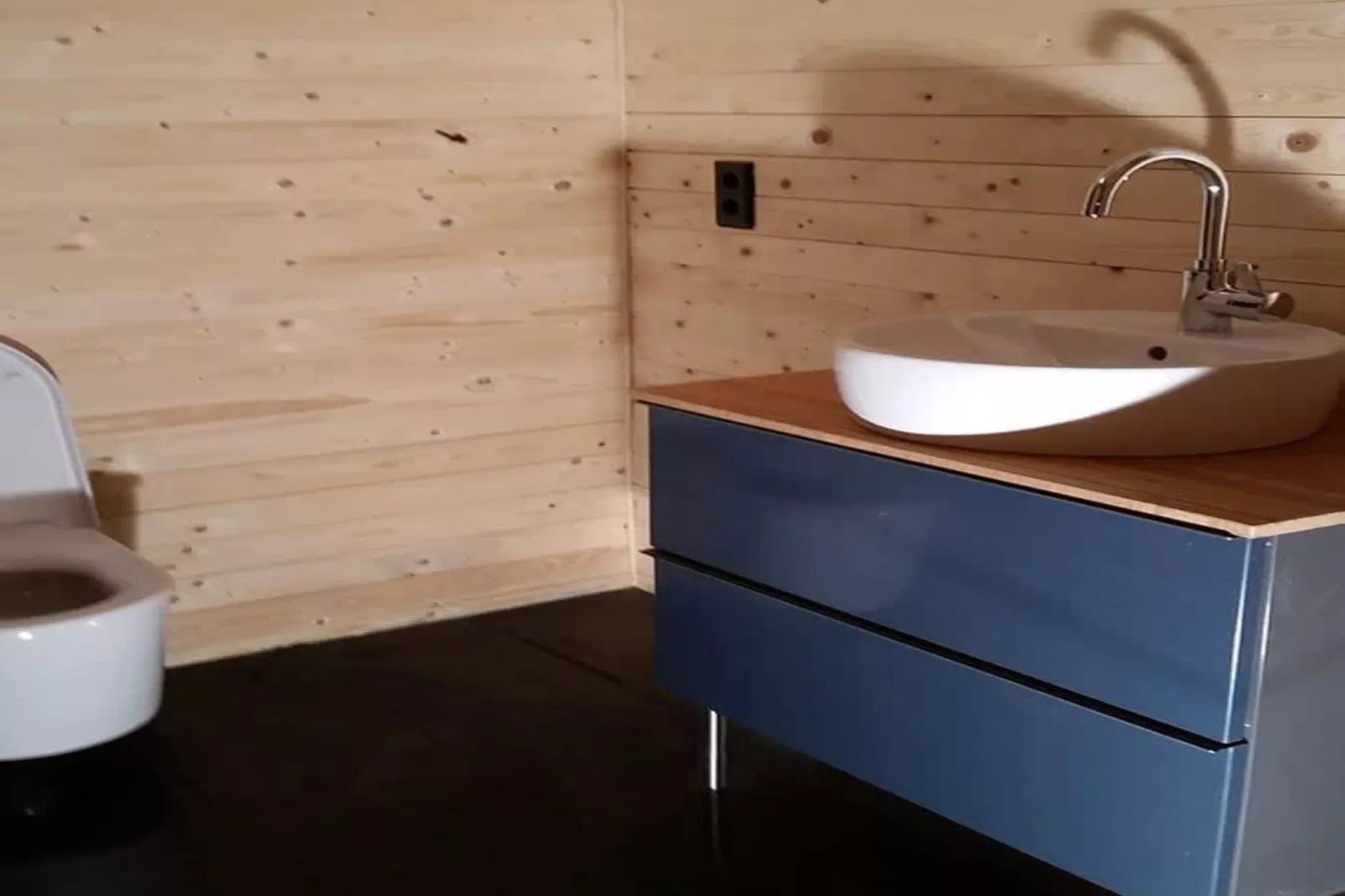 Gstaad Luxurious flat with terrace & stunning views-Bathroom
