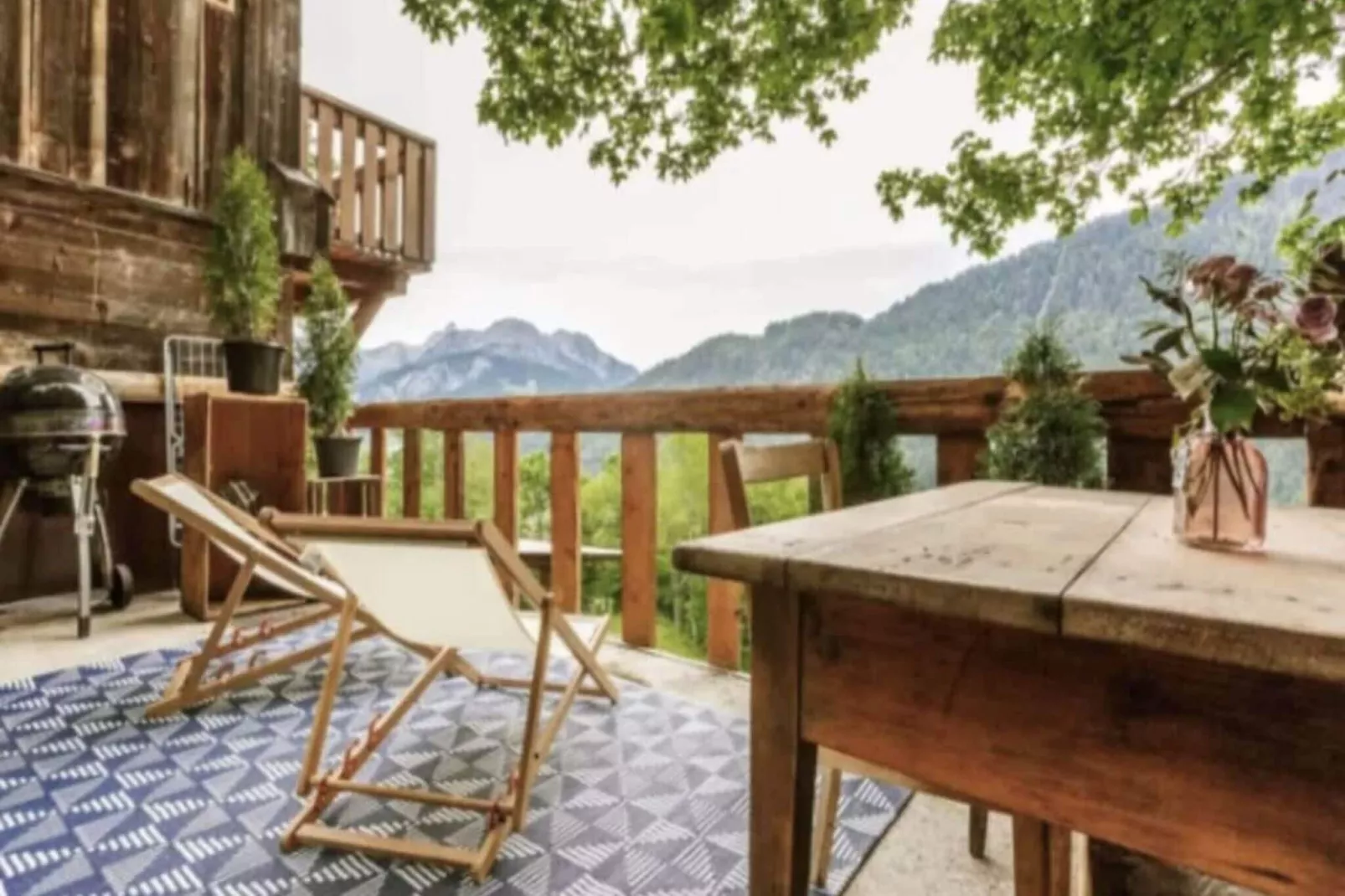 Gstaad Luxurious flat with terrace & stunning views-Terrace balcony