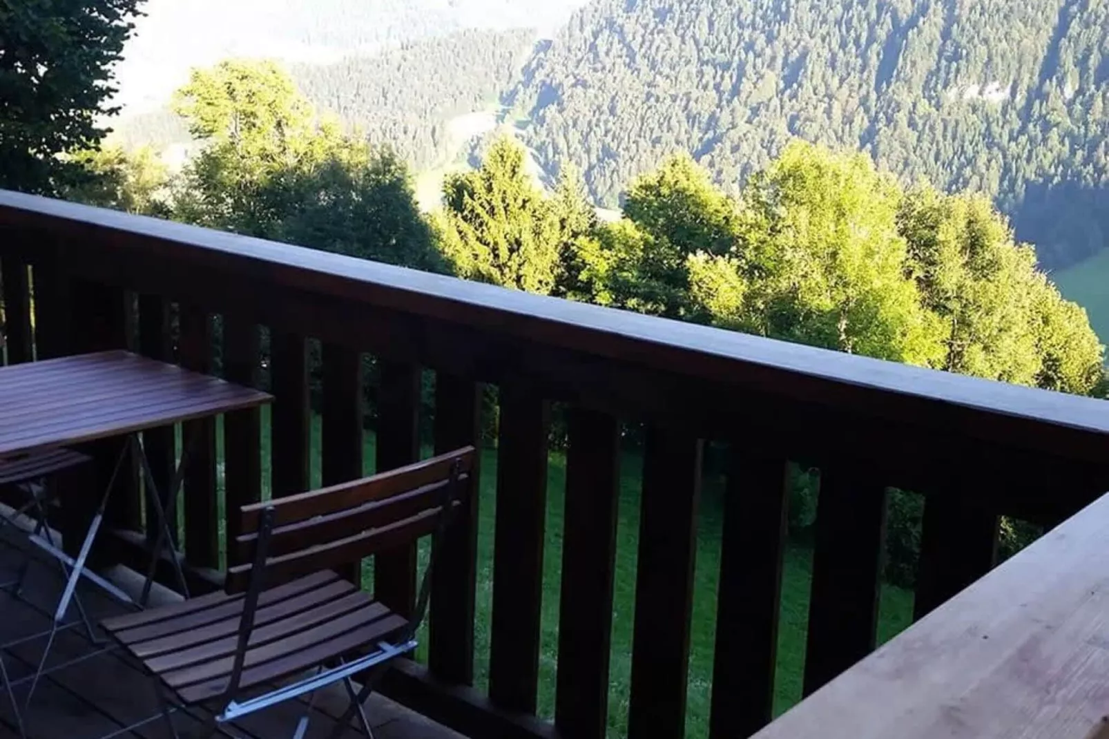 Gstaad Luxurious flat with terrace & stunning views-Terrace balcony