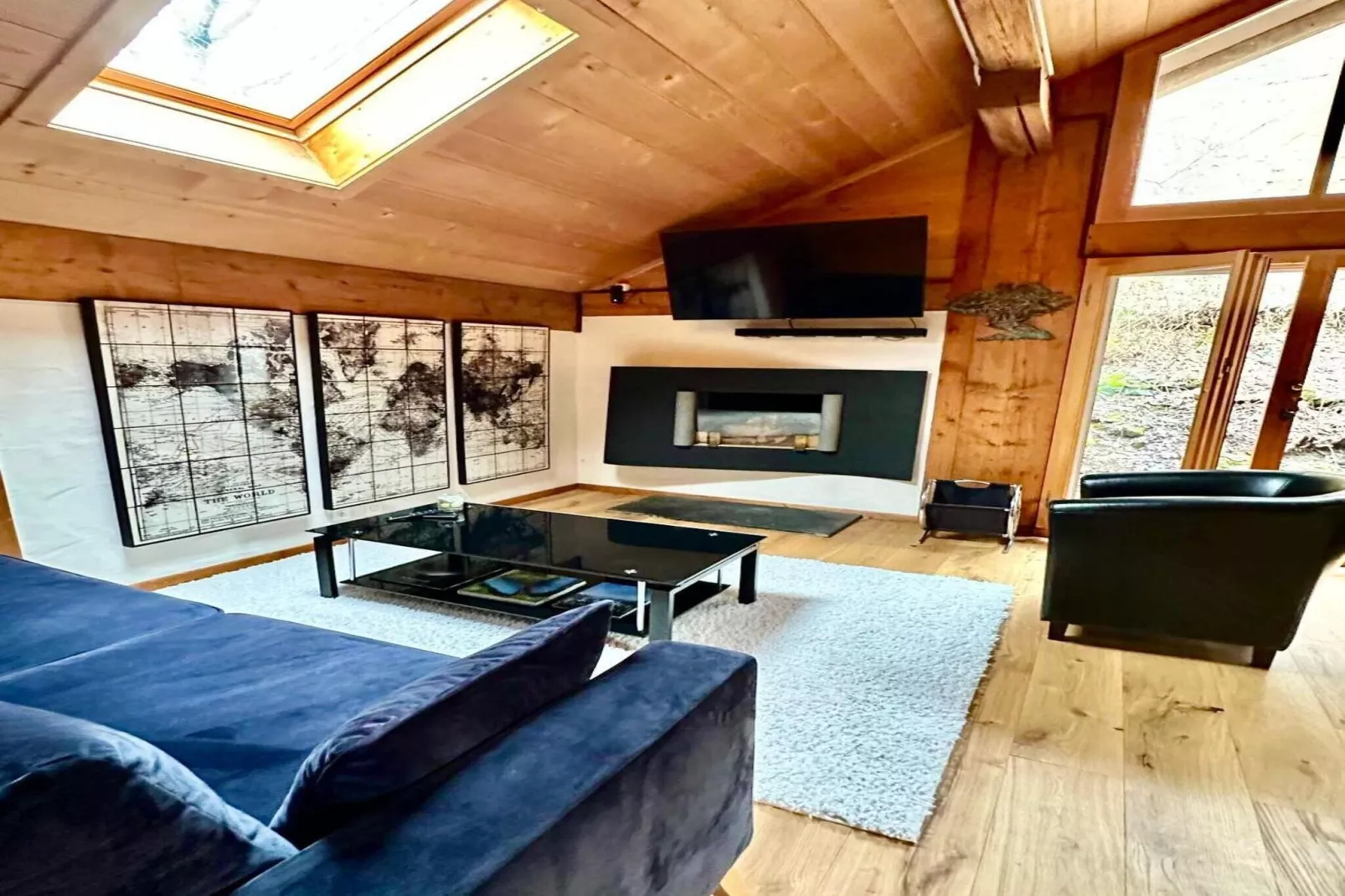 Gstaad Paradise View Chalet with Outdoor Jacuzzi-Living room