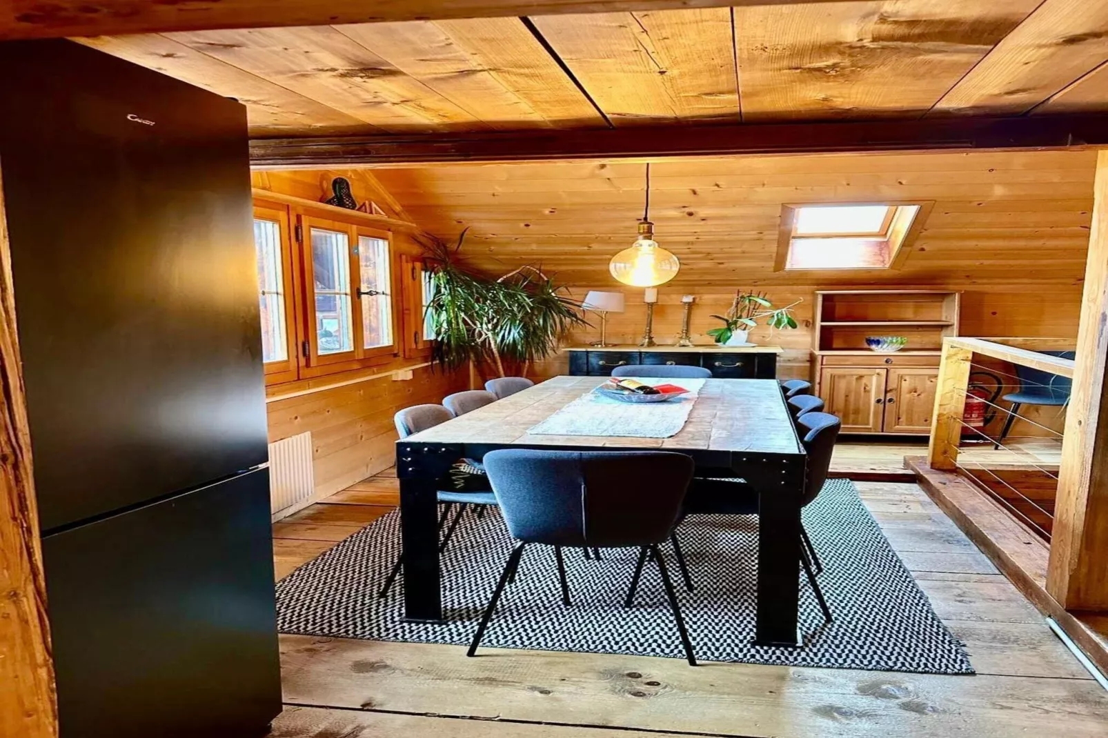 Gstaad Paradise View Chalet with Outdoor Jacuzzi-Dining room
