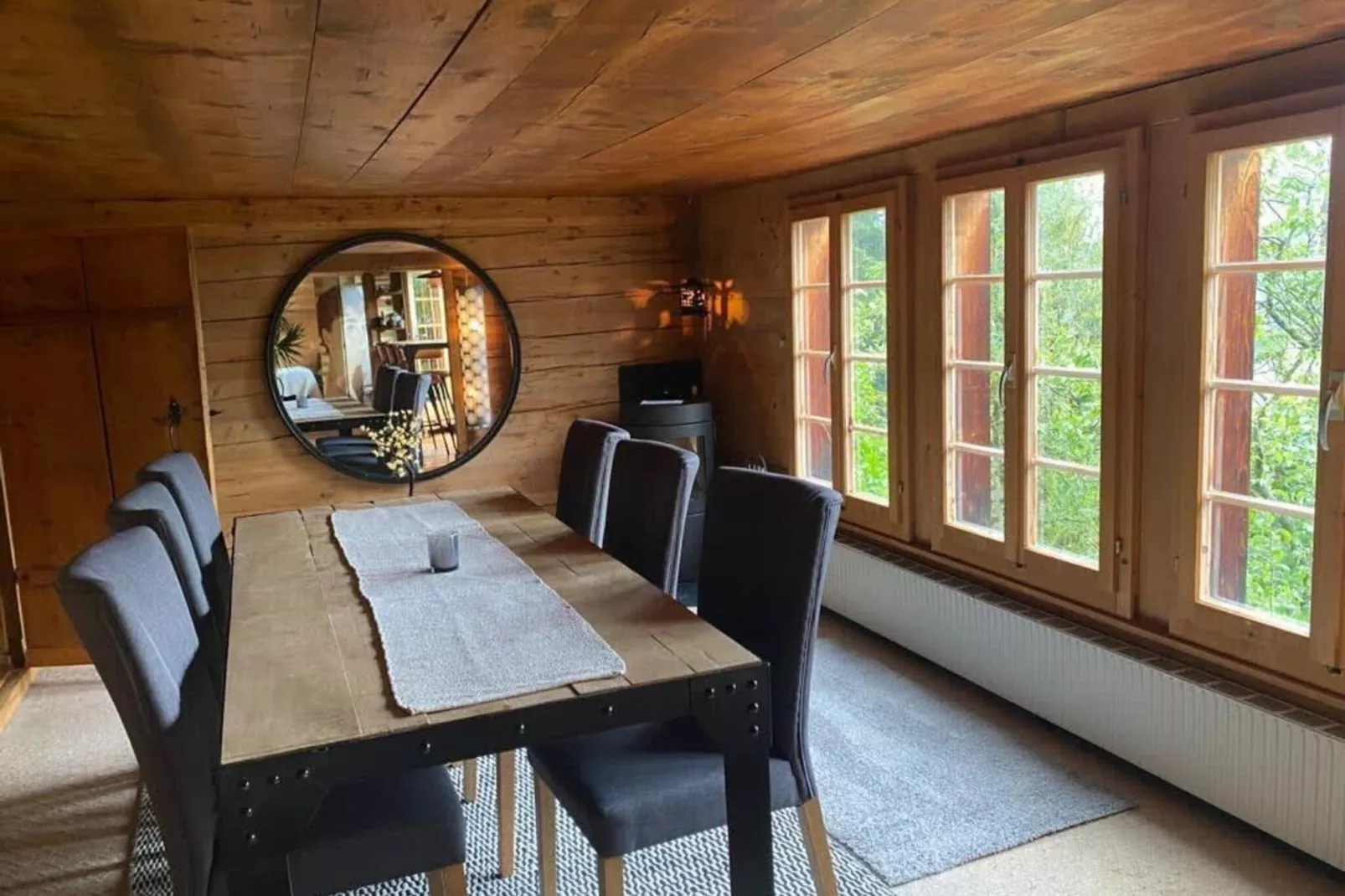 Gstaad Paradise View Chalet with Outdoor Jacuzzi-Dining room