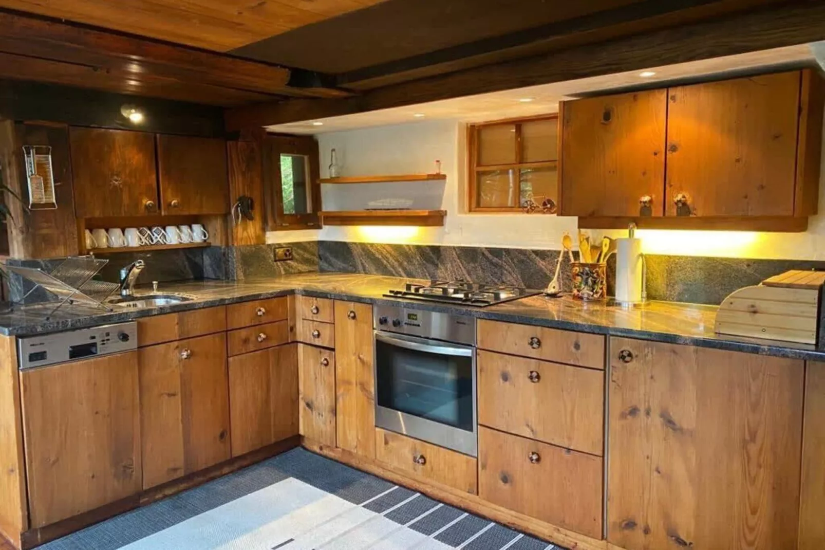 Gstaad Paradise View Chalet with Outdoor Jacuzzi-Kitchen
