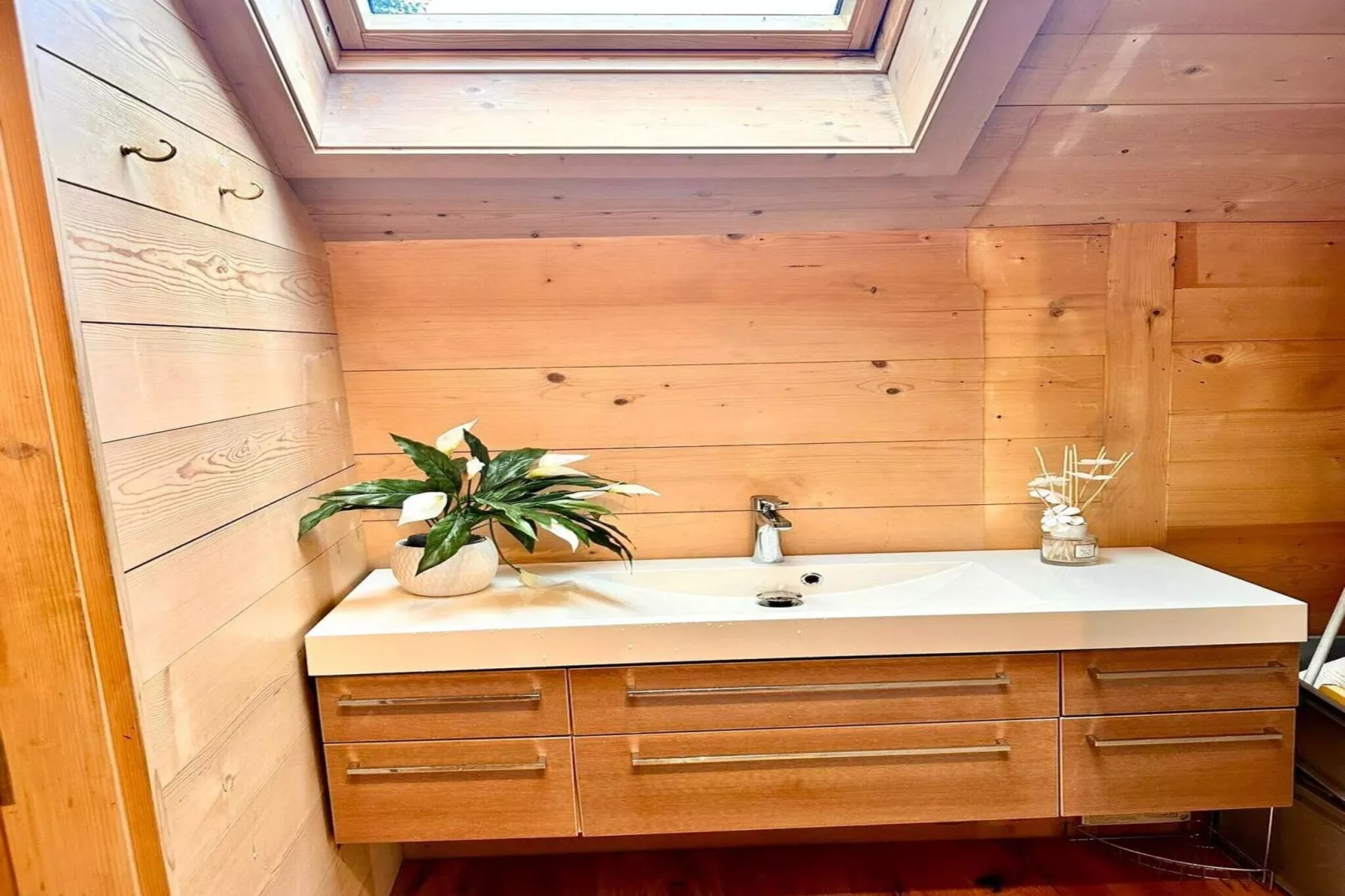 Gstaad Paradise View Chalet with Outdoor Jacuzzi-Bathroom