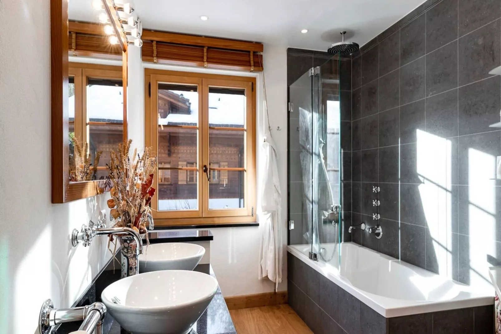Beautiful Alpine Luxury Flat in Rougemont-Bathroom