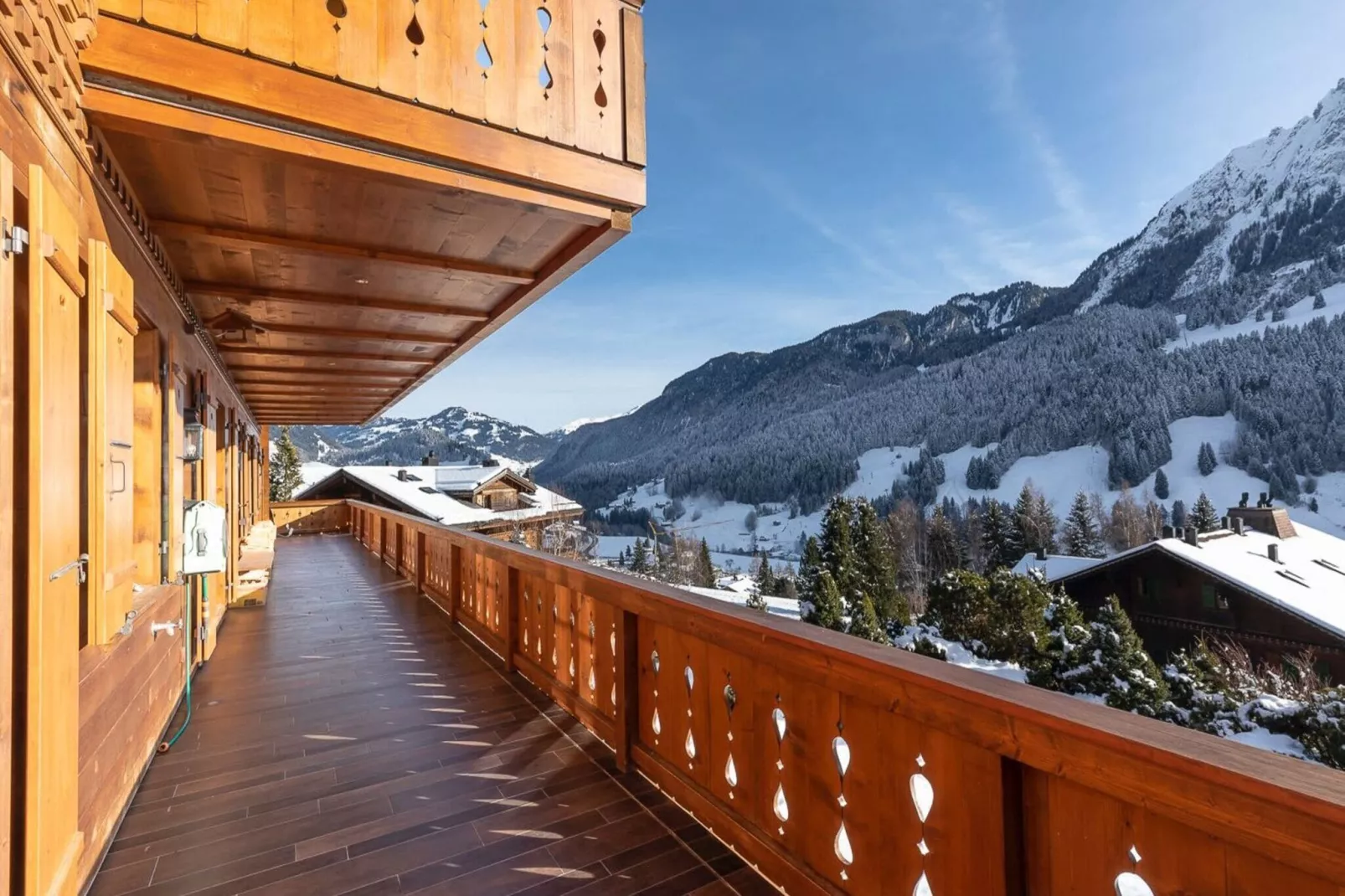 Beautiful Alpine Luxury Flat in Rougemont-Terrace balcony