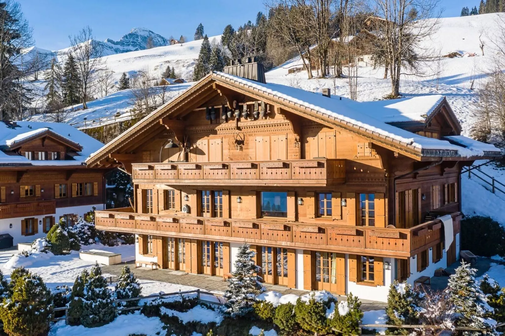 Beautiful Alpine Luxury Flat in Rougemont-Exterior winter