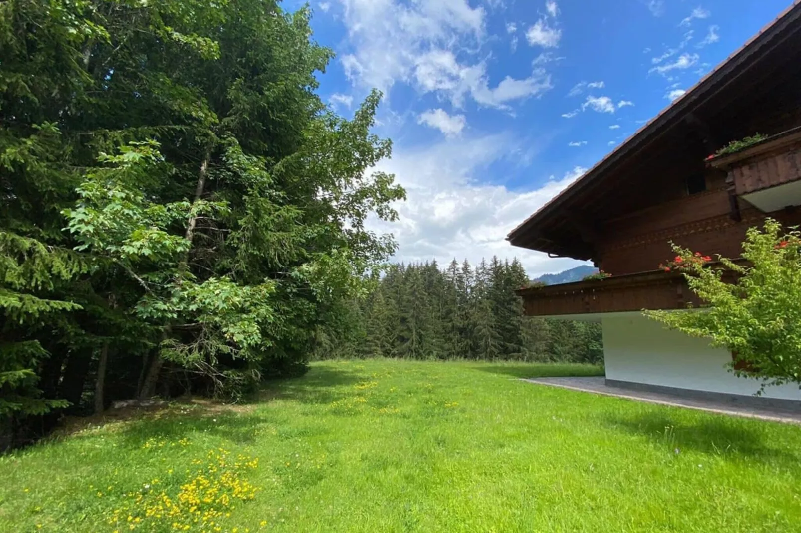 Spa Chalet in Ground Floor Cozy Duplex-Gärten Sommer
