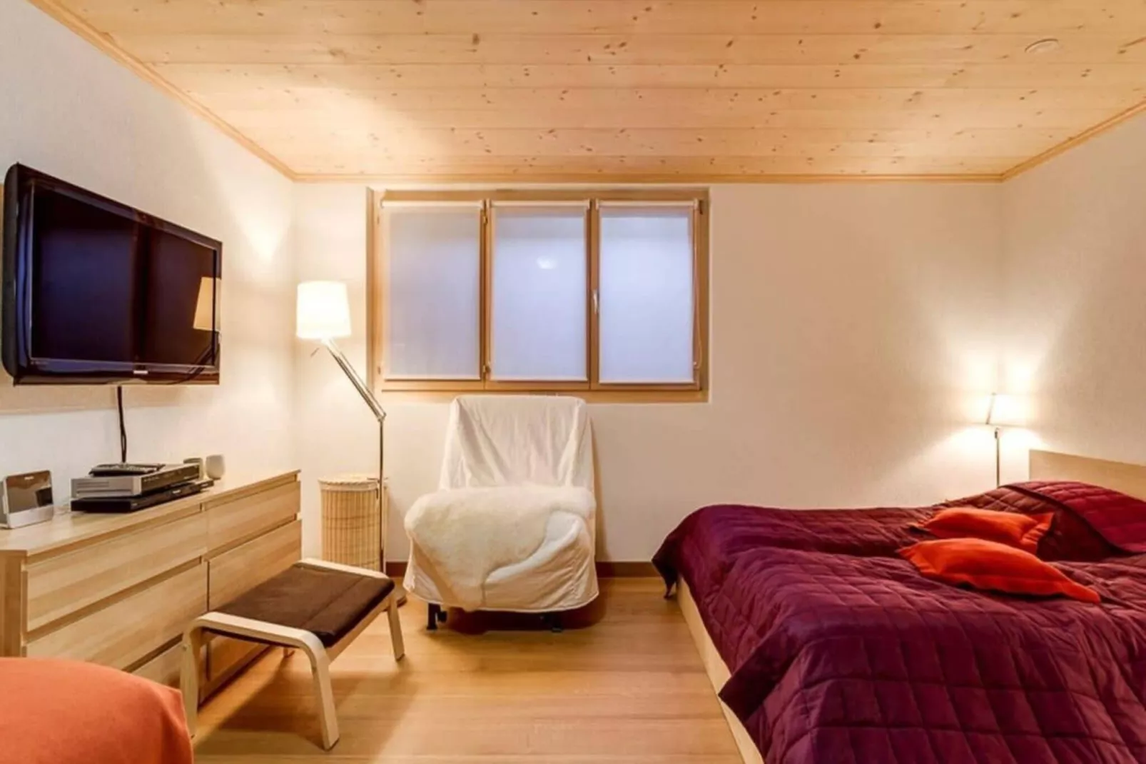 Luxurious Flat with Jacuzzi & Sauna-Wohnzimmer