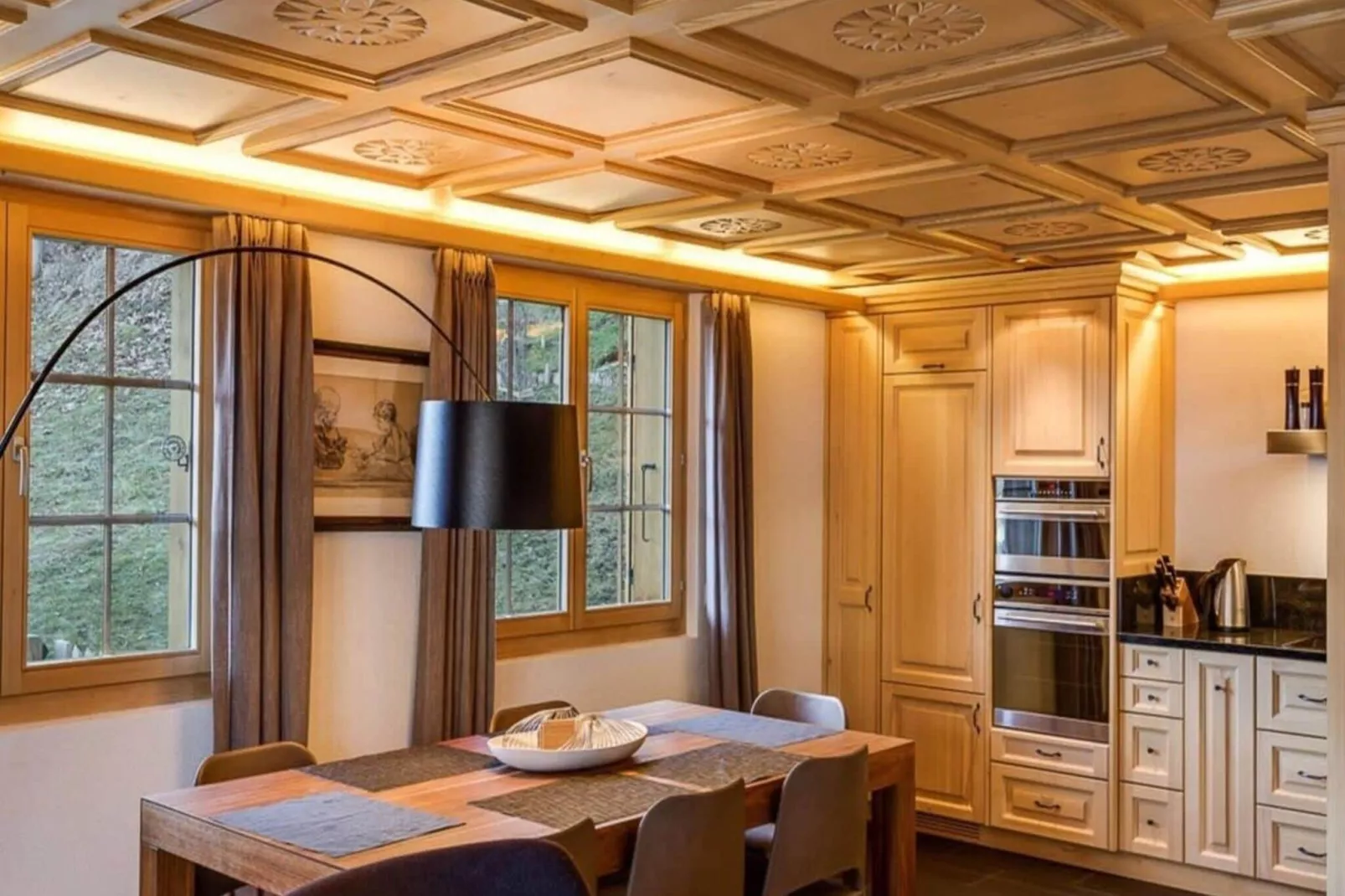 Luxurious Flat with Jacuzzi & Sauna-Esszimmer