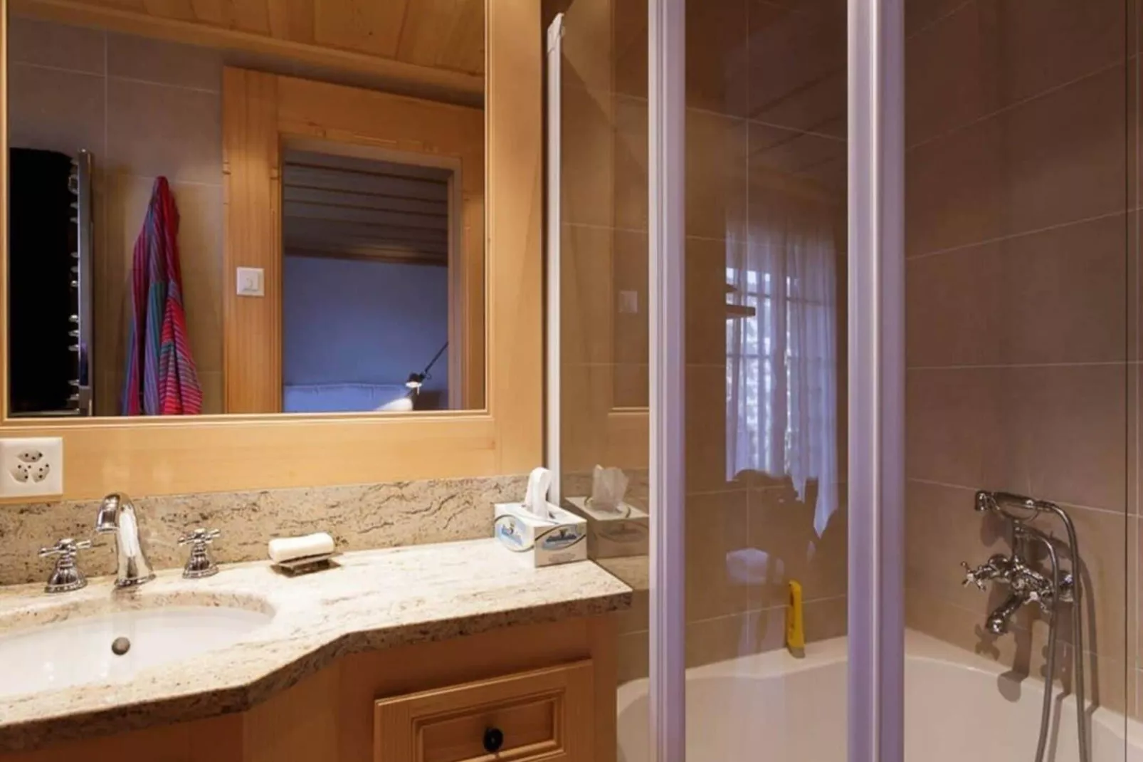Luxurious Flat with Jacuzzi & Sauna-Badezimmer