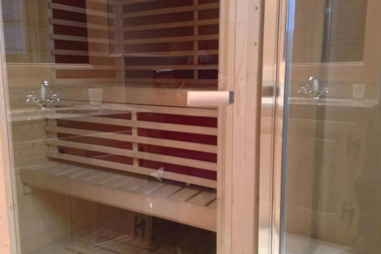 Luxurious Flat with Jacuzzi & Sauna-Badezimmer