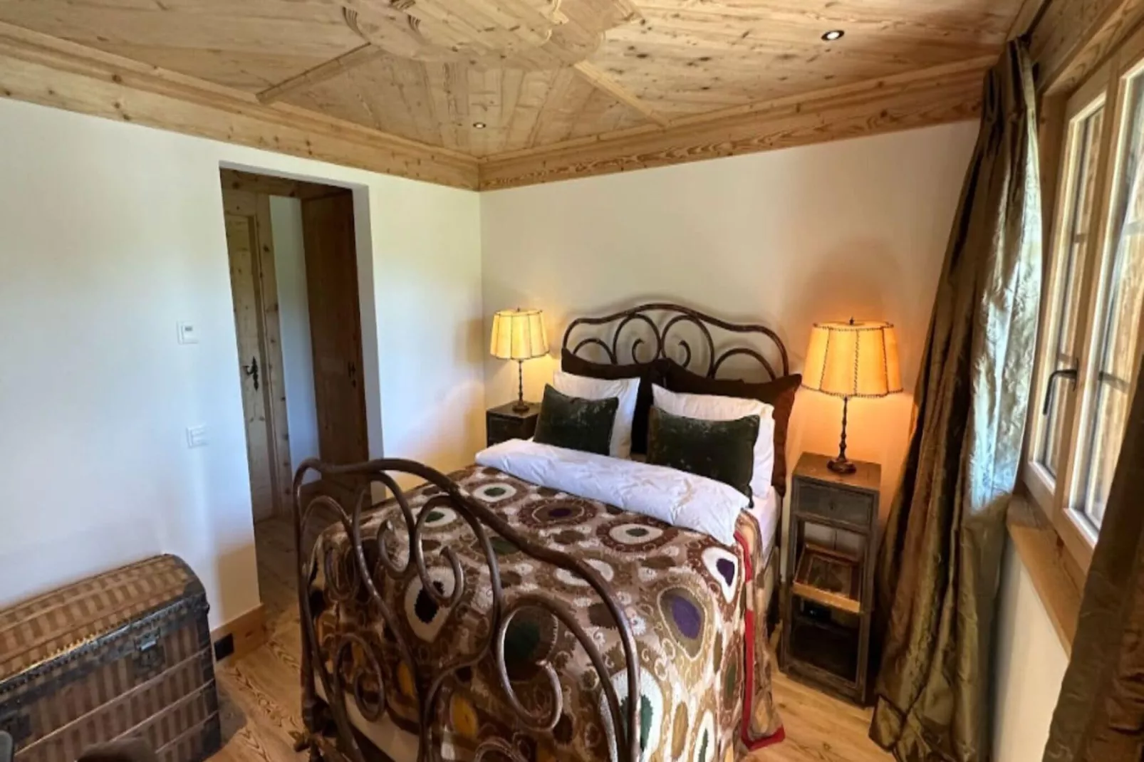 Divine Gstaad Chalet In Pure Elegance-Schlafzimmer