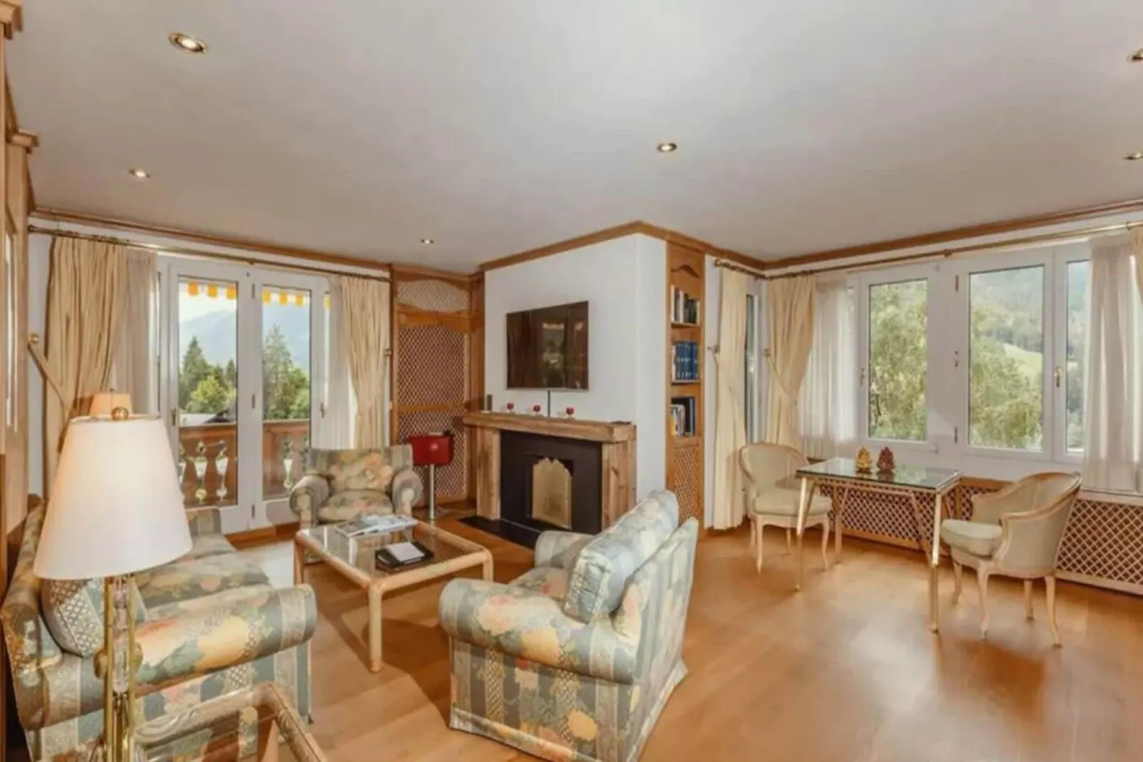 Luxurious serviced Flat in TOP 5 Star Park Hotel-Living room
