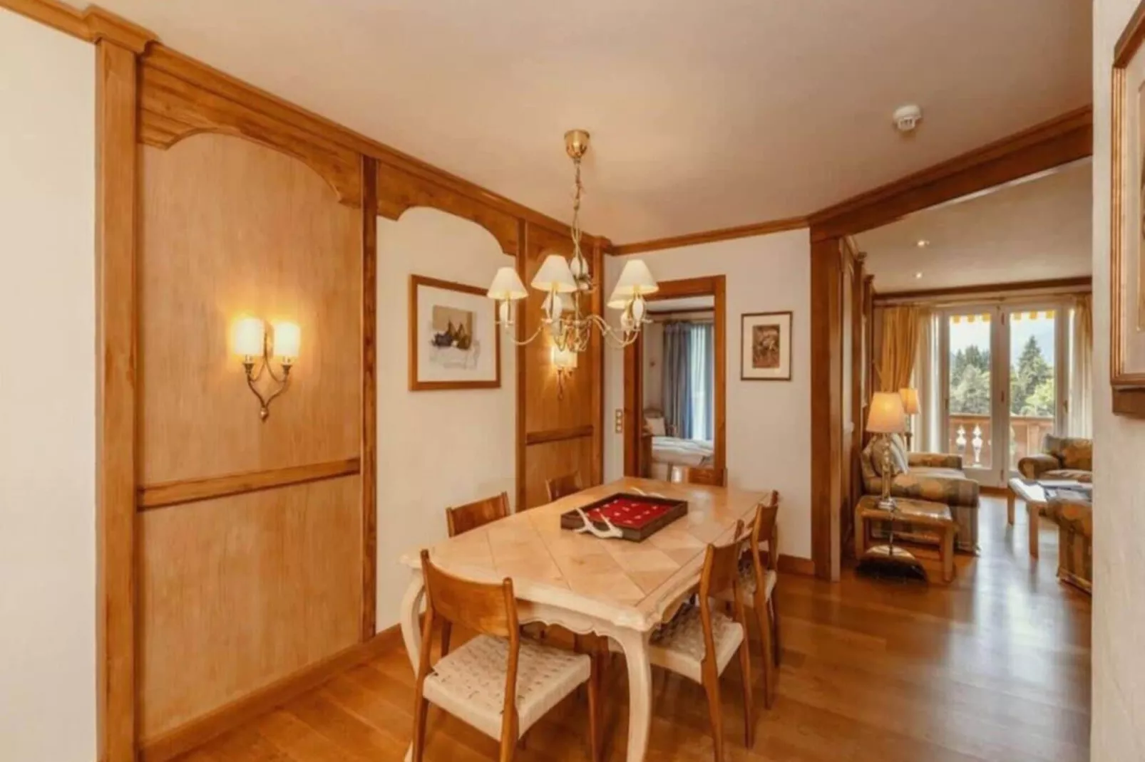 Luxurious serviced Flat in TOP 5 Star Park Hotel-Dining room