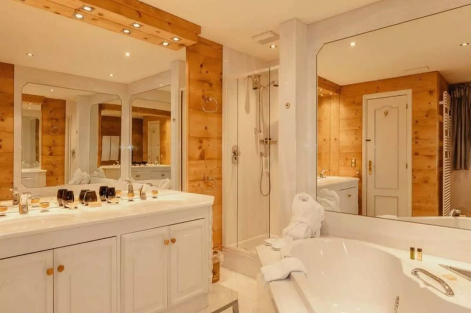 Luxurious serviced Flat in TOP 5 Star Park Hotel-Bathroom