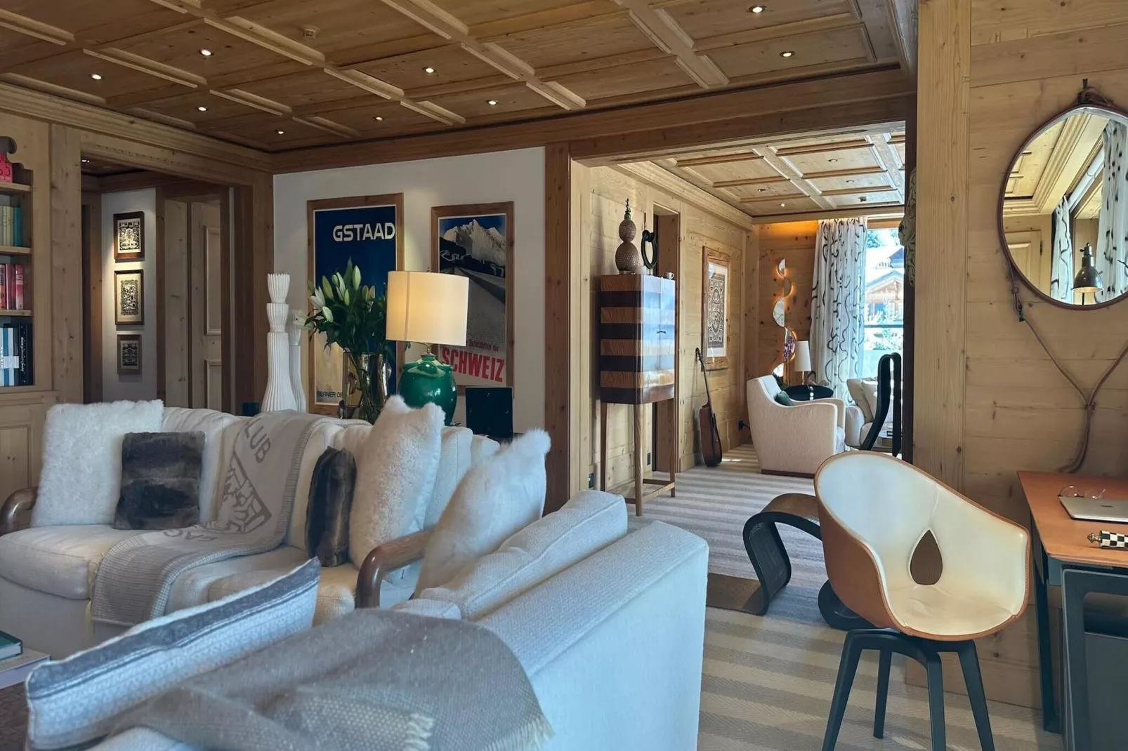 Luxurious Alpine Flat With Hotel Amenities-Living room
